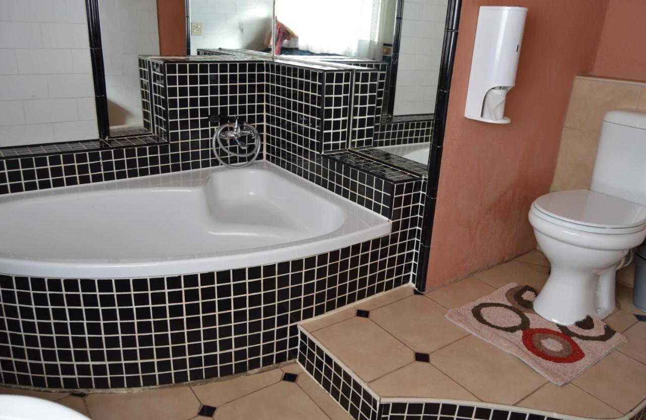 House Ebony B&B Newcastle Bagian luar foto