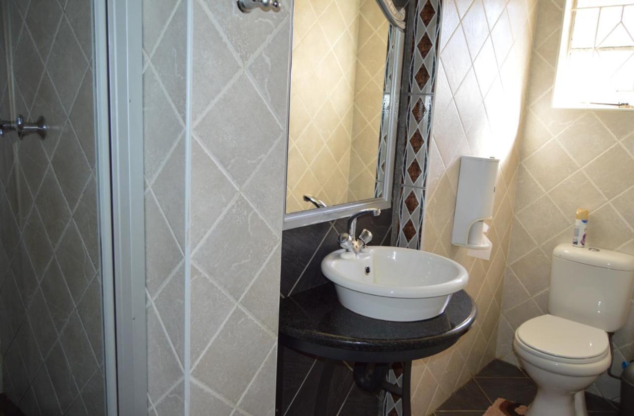 House Ebony B&B Newcastle Bagian luar foto