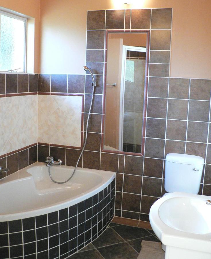 House Ebony B&B Newcastle Bagian luar foto