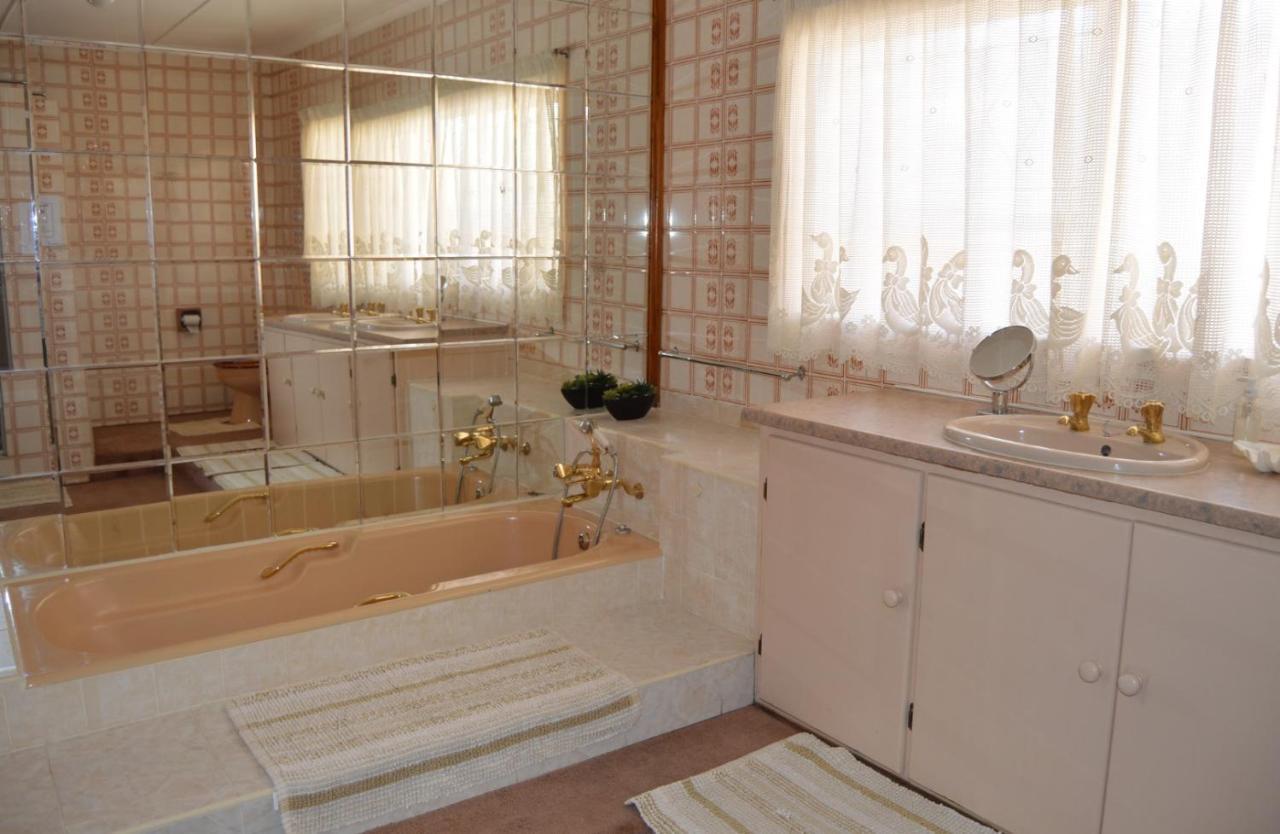 House Ebony B&B Newcastle Bagian luar foto