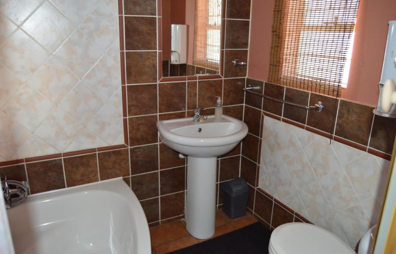 House Ebony B&B Newcastle Bagian luar foto